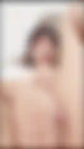 Masturbándome el clítoris rápido y sin piedad.