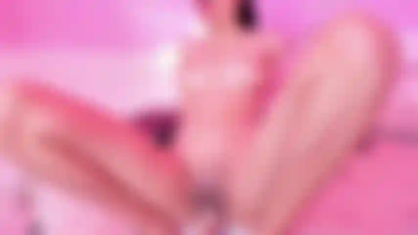 Este dildo me está destrozando por dentro.