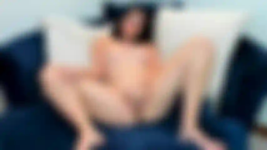 Te ruego que te corras dentro de mí mientras me follo los dedos hasta el orgasmo.