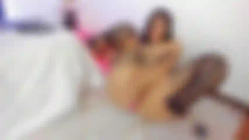 Eli se divierte con su consolador hasta correrme con un delicioso squirt.