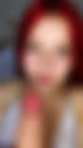 Adolescente caliente te chupa la polla muy bien.