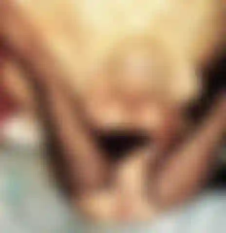 Juego con mi lindo coño mientras fumo un cigarrillo.