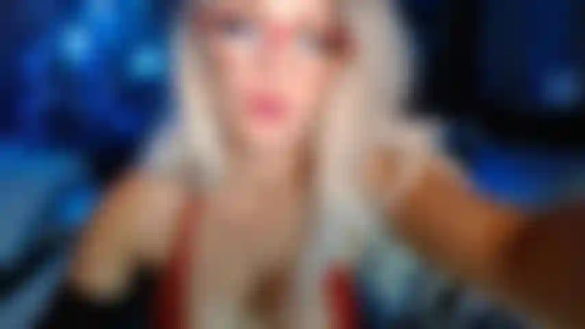 Fumando y cabalgando tu polla.