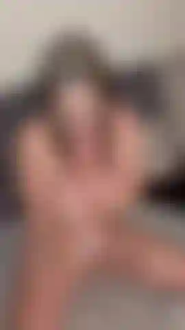 *Estudiante en sus bragas blancas y el profesor* mírame mientras juego con mi clítoris dentro de mis bragas blancas para mi profesor ..Nos miramos el uno al otro antes de que le exponga mi hermosa coña y ¡eso hace que se corra por todas partes!