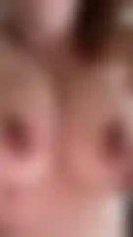 Video de cerca de mí sacudiendo mis grandes tetas. Juego con los pezones incluido.. Ahora córrete para tu reina por todos sus pechos 💦.
