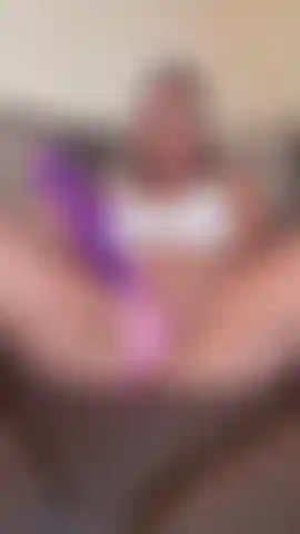 Jugando con mi nuevo y potente vibrador que me trajo mi mejor amiga portuguesa ..Ella me mostró cómo usarlo y las dos nos llevamos al orgasmo la una junto a la otra .No puedo dejar de fantasear con ella ...