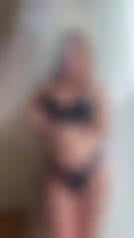 Me desnudo y juego junto a la ventana.. ¿Me pregunto cuántos vecinos se están masturbando mirándome?