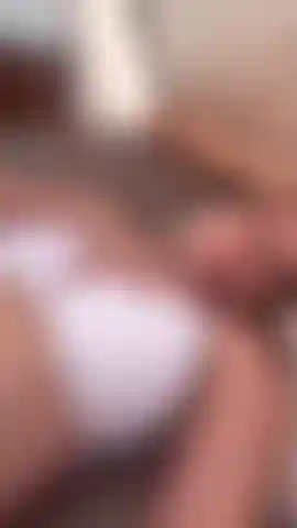 Bragas blancas mojadas mientras me doy un placer a escondidas en la tienda de campaña… tan arriesgado 🤭.