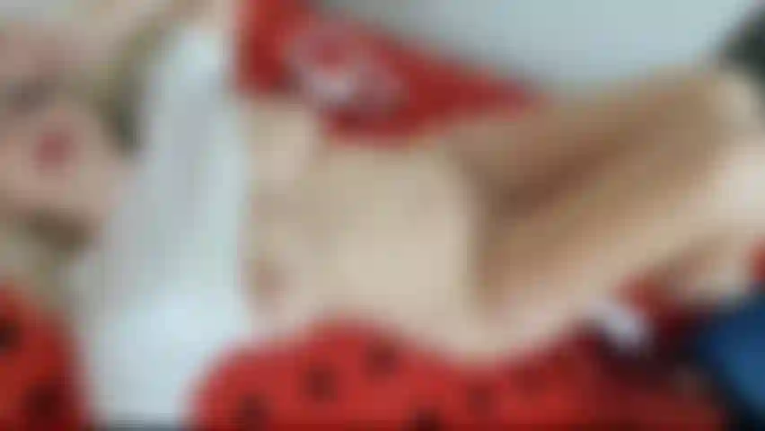 Mostrando mis grandes pechos.