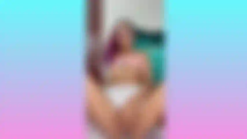 Me encanta el helado que gotea sobre mis tetas, ¿quieres ver?