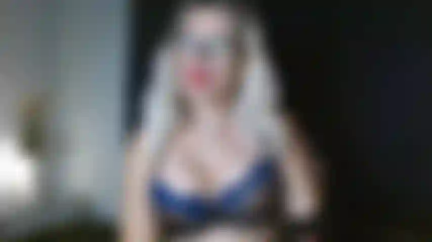 Coño mojado y consolador en el culo.