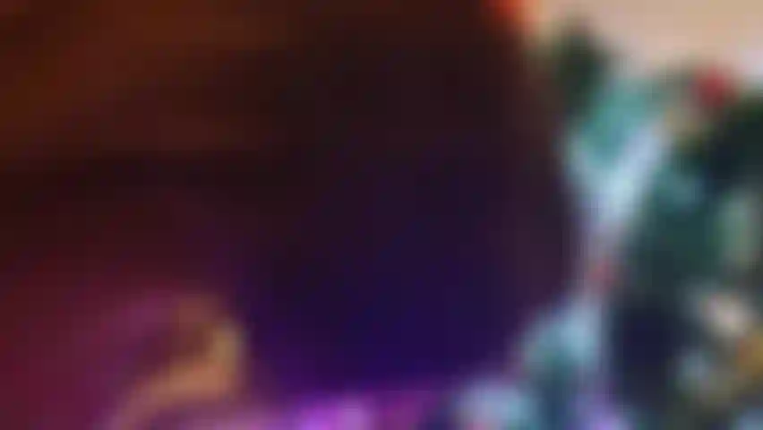 Vídeo de polla real. ¿Te gustan las fiestas como a mí? Soy un regalo para todos, me follaron bajo el árbol de navidad y le hice una garganta profunda a esa polla muy bien, pero eso no es una sorpresa considerando que soy la mejor en eso;).
