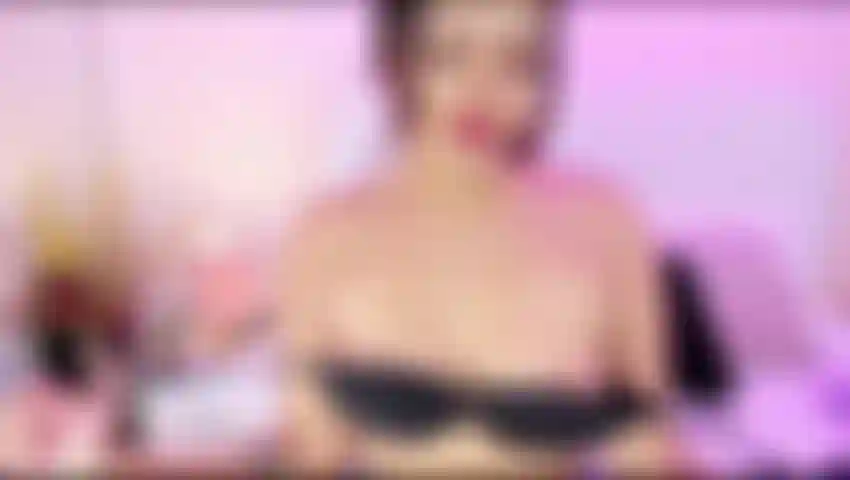 Mira como mi coño se moja lentamente.