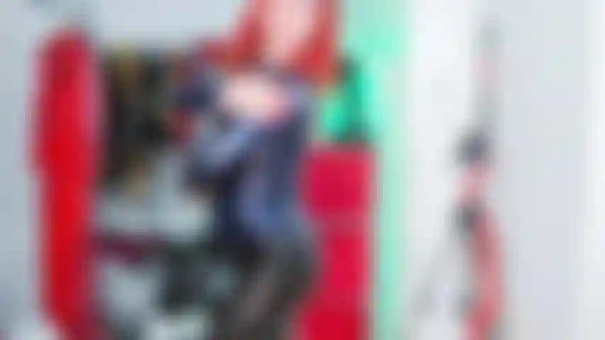 Montando un consolador con mallas de látex y chaqueta de látex morada con mucho aceite en mi cuerpo perfecto.