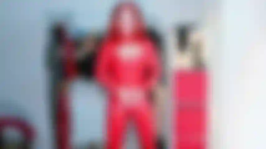 Traje de catsuit de látex rojo.