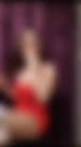 Señora fumadora de rojo :p.