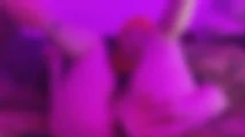 Follando el coño con un consolador en el sofá de un amigo.