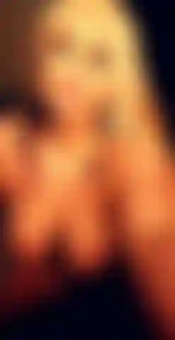 Cabalgando en topless con mi falda de colegiala.