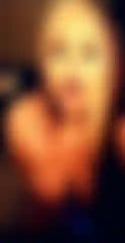 Corriéndome con mi cuerpo varita entre mis muslos.