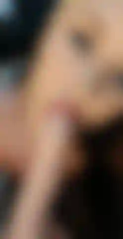 Lamiendo tus bolas y haciendo garganta profunda con un gran consolador blanco.