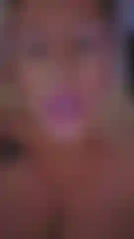 Soplando burbujas de semen reales después de un tratamiento facial.