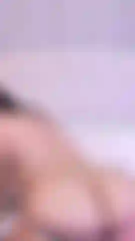 Siente cada centímetro de mi culo desnudo rebotando sobre ti.