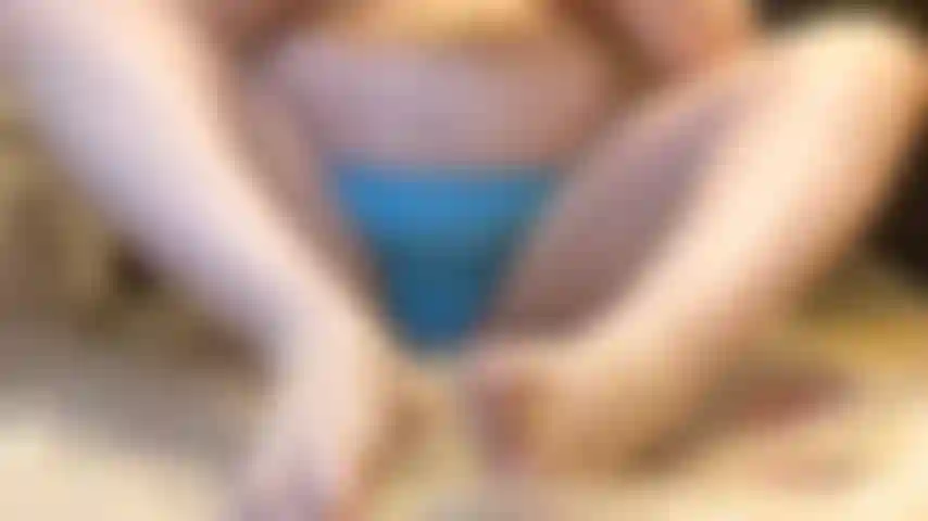 Pastel de cumpleaños aplastado en los pies.