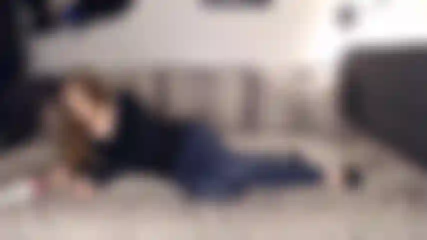 Ama se pinta las uñas como si no estuvieras, luego te voltea!