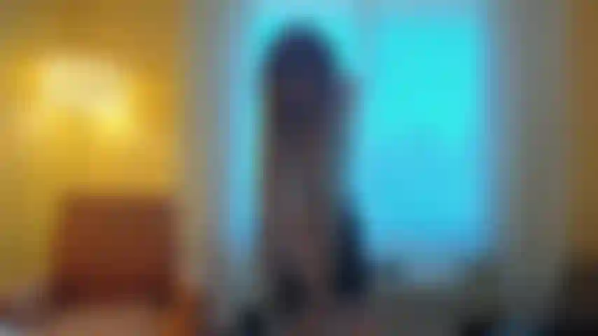 Desnudándome y acariciando mi cuerpo en mi habitación de hotel.