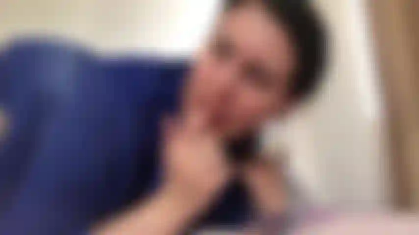 Pongo y saco mi juguete vibratorio favorito del coño mojado, lo follo con un consolador y me corro dos veces con los dedos.