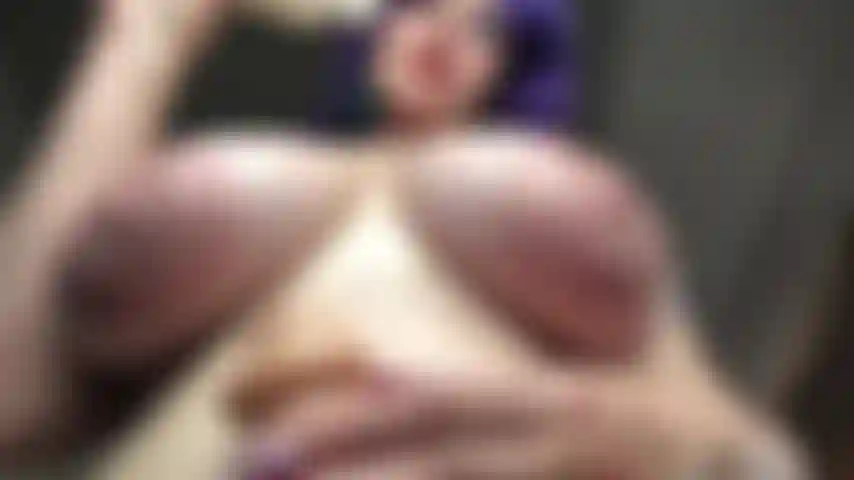 Trabajo manual aceitoso debajo de mis pechos naturales y frotando un consolador sobre mis grandes pezones pálidos.