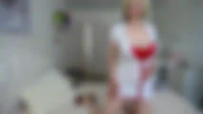 Sacudiendo y rociando leche de grandes tetas grandes.