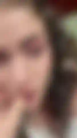 Novia elegante que intenta seducir a su hombre y le permite correrse en su linda cara.