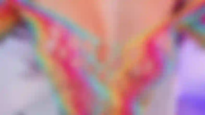 Me endurezco los pezones con los dedos.