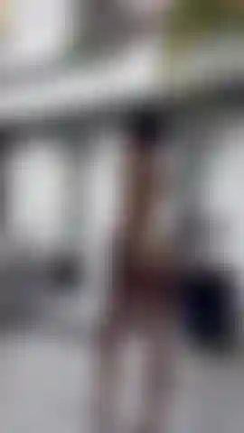 Muy mojada y desnuda, ¿hacemos algo?