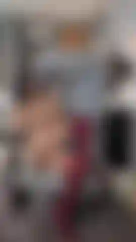 Esta silla es muy cómoda! Mi vagina se siente húmeda.