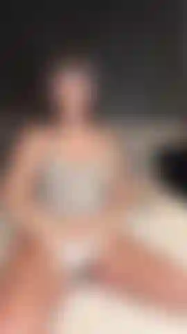 Bromeando con mis lindos calcetines y tanga blanca, desnudando mis alegres tetas.