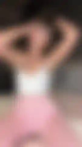 Bromeando con mis leggings deportivos rosas y desnudando mis alegres pechos.