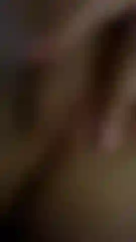 Jugando con mi hermoso coño de cerca.