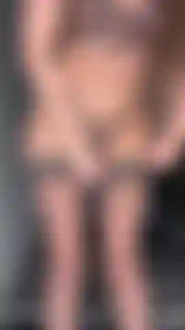 Probándome mi nueva lencería y medias.