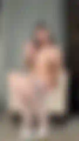 Abro mis piernas en medias blancas y tacones.