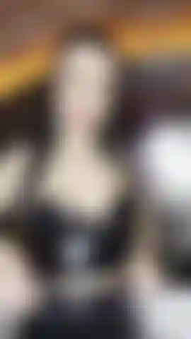 Diosa emily latex asmr toda mojada en el baño.