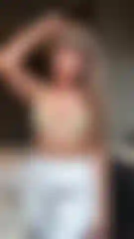 Provocando con mi bralette y mis joggers, desnudando mis pechos alegres.