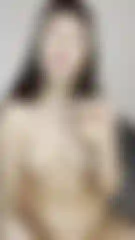 La descarada emily escupiendo en su tapón anal.