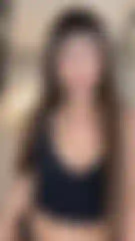 Me burlo con mi top de lycra y tanga, desnudando mis alegres tetas.