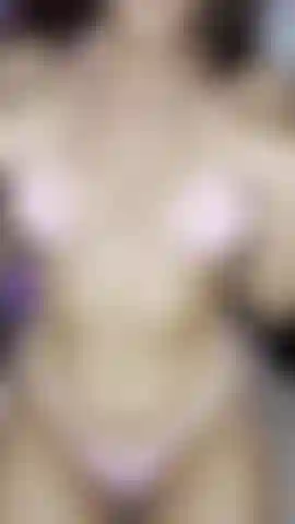 Striptease en bikini rosa y twerk.