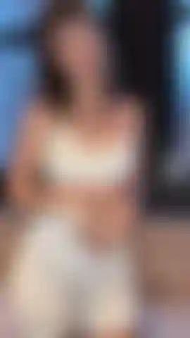 Provoco y me desnudo en mi ropa de gimnasio.