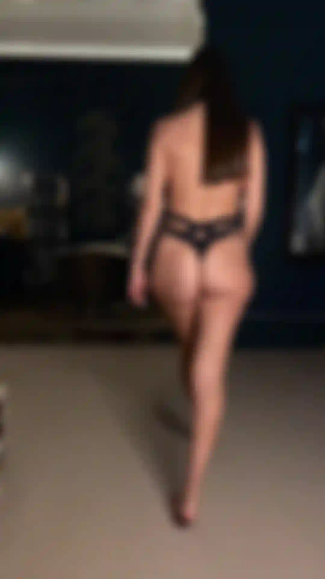 Camino en cámara lenta en tanga.