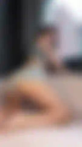 Haciendo twerking en pantalones cortos de pijama.