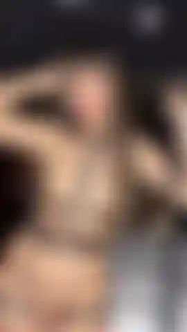 Desnuda y provocativa en mi arnés de cuero.